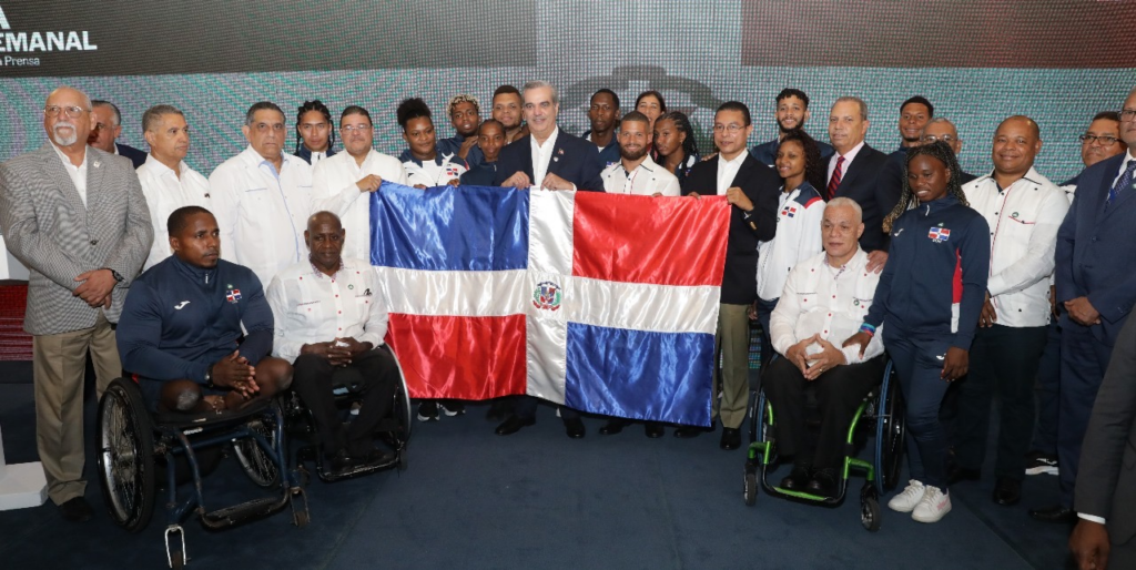 Presidente Abinader entrega la Bandera Nacional y despide una representación de 57 atletas dominicanos rumbo a las Olimpiadas de París 2024