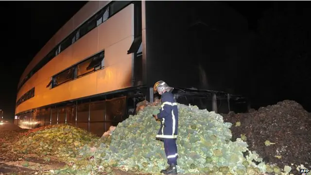 Agricultores franceses queman edificios públicos en protesta