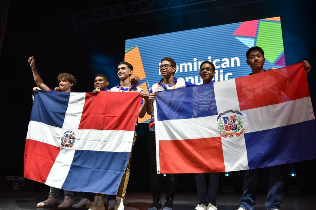 Estudiantes dominicanos obtienen tres Menciones de Honor en Olimpiada Internacional de Matemáticas en Inglaterra