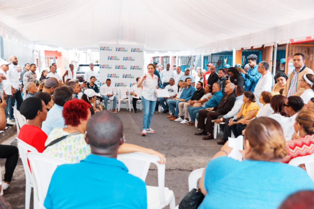 Alcaldesa Carolina Mejía escucha a comunitarios de San Miguel y lleva soluciones 