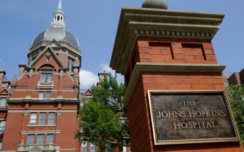 Donan mil millones de dólares para dar matrícula gratuita a futuros médicos en Johns Hopkins