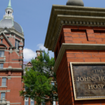 Donan mil millones de dólares para dar matrícula gratuita a futuros médicos en Johns Hopkins