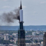 Incendio en la flecha de la catedral de la ciudad francesa de Ruán