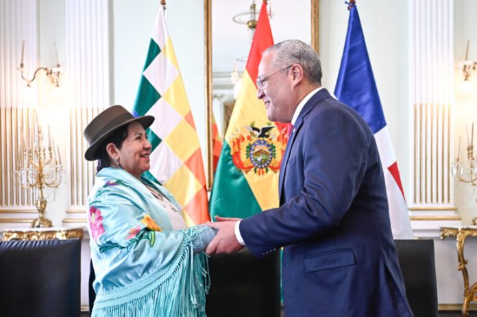 Bolivia y República Dominicana Fortalecen Relaciones Bilaterales con Nuevos Acuerdos