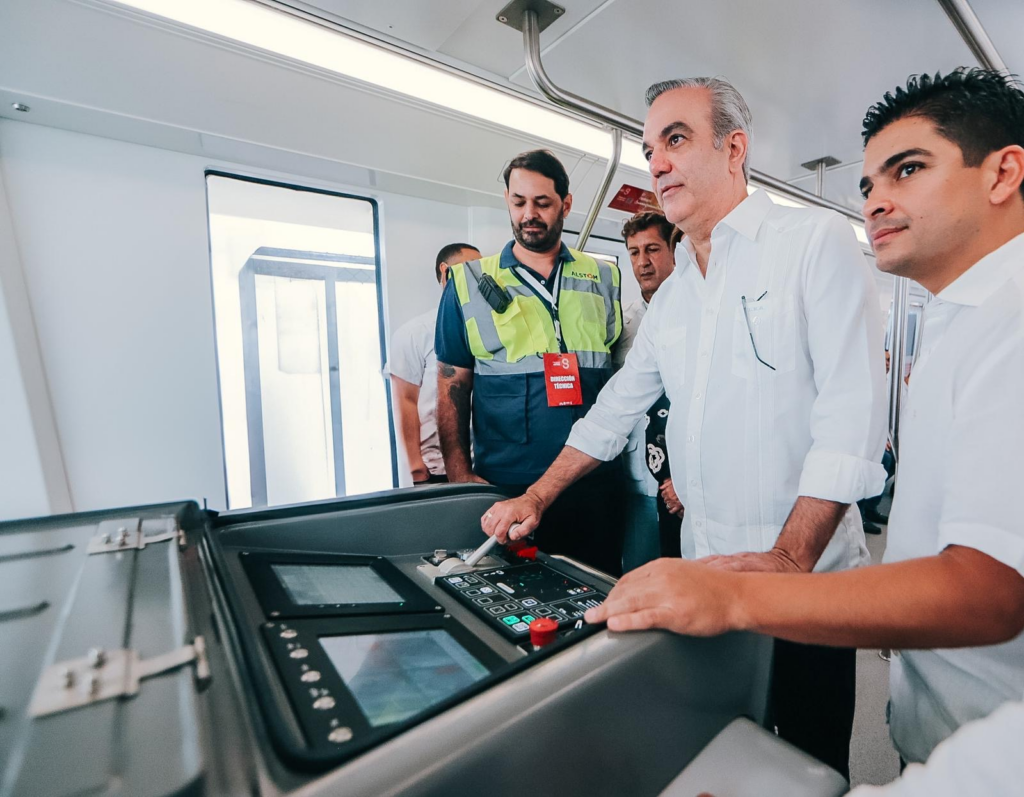 Presidente Abinader conduce el Monorriel de Santiago en su primera prueba dinámica con pasajeros