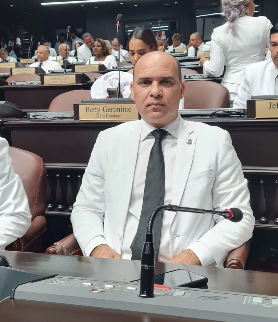 Diputado Emil Durán se juramenta como secretario del bufete directivo de Cámara baja