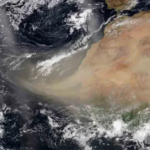 Bruma del Sahara y una masa de aire seco dominan el clima; Onda tropical se aproxima