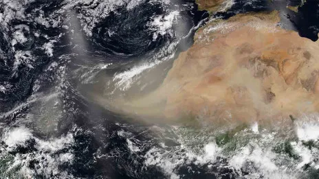 Bruma del Sahara y una masa de aire seco dominan el clima; Onda tropical se aproxima