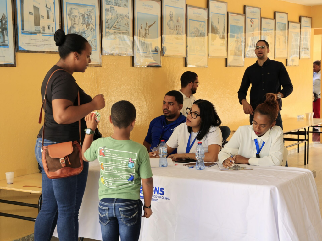 Supérate, SNS y Fundación Rica unen esfuerzos y realizan operativo médico en Constanza