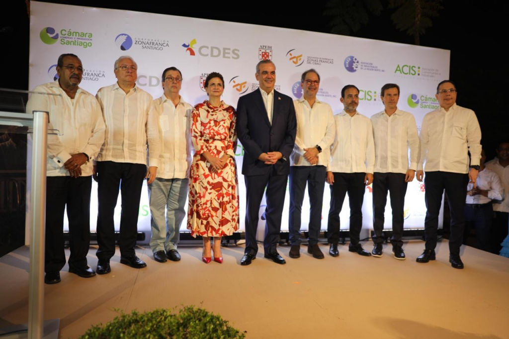 Presidente Luis Abinader reafirma compromiso con el desarrollo de Santiago y el Cibao.