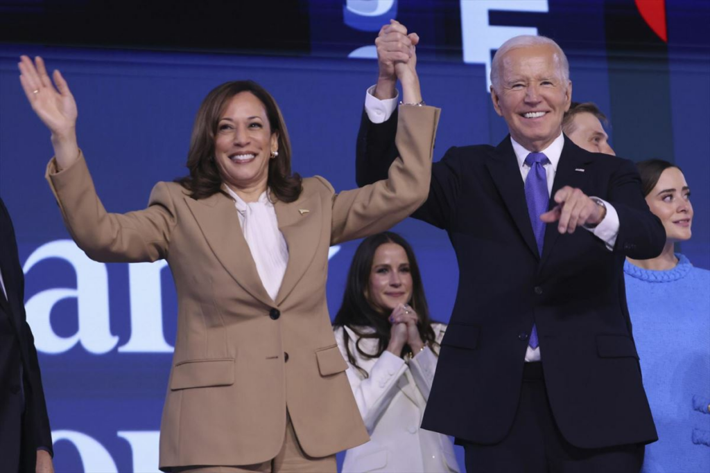 Biden entrega el relevo a Kamala Harris en un emotivo inicio de la Convención Demócrata