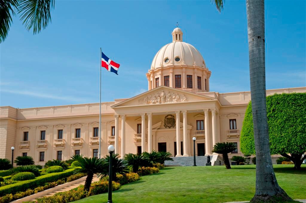 Luis Abinader crea la Empresa Minera Dominicana, S.A. para promover la explotación responsable de tierras raras y recursos estratégicos.