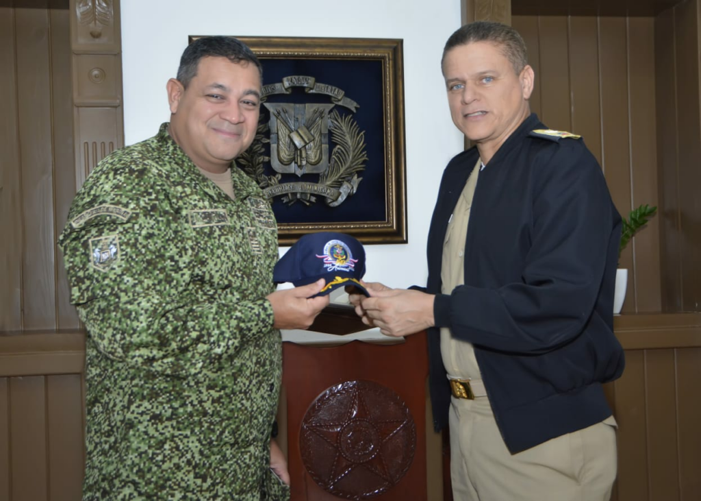 Comandante general de la Armada recibe la visita del agregado militar de la República de Colombia en República Dominicana