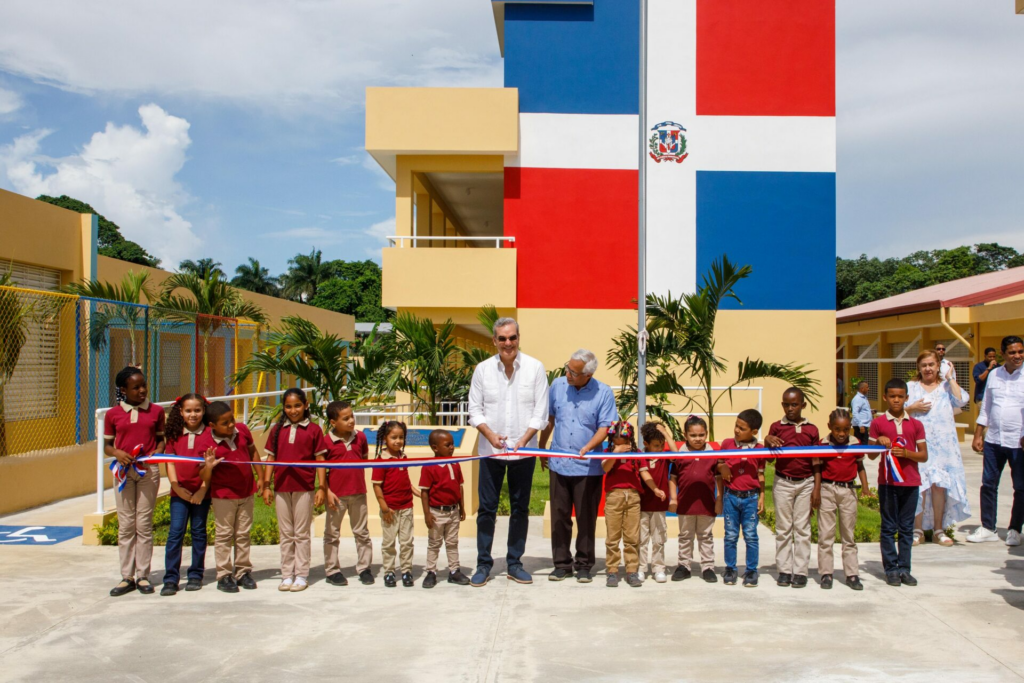 Presidente Abinader inaugura Escuela Básica y Multiuso en La Vega; también visitó Expo-Vega Real 2024 y Laboratorio Biovega