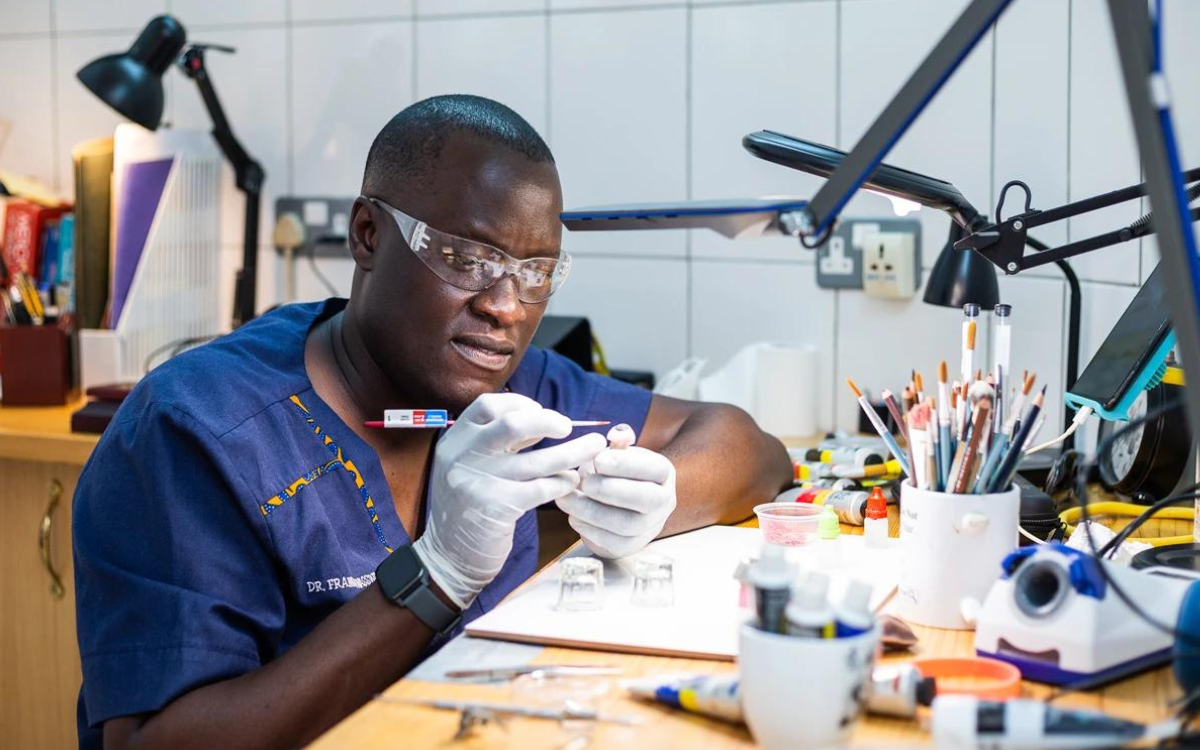 Fabricando ojos artificiales en Uganda