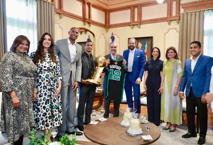 Presidente Abinader condecora con la Orden del Mérito de Duarte, Sánchez y Mella en el Grado de Caballero al destacado baloncestista dominicano Al Horford