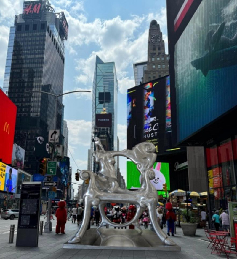 Arte Dominicano en el Corazón de Manhattan: “Tovar The Chair” Adorna Times Square