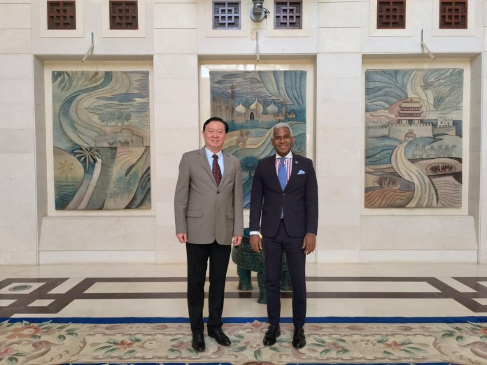 Embajador Rodríguez Durán visita a homólogo de China en Arabia Saudita, S.E. Chang Hua; fortalecen relaciones