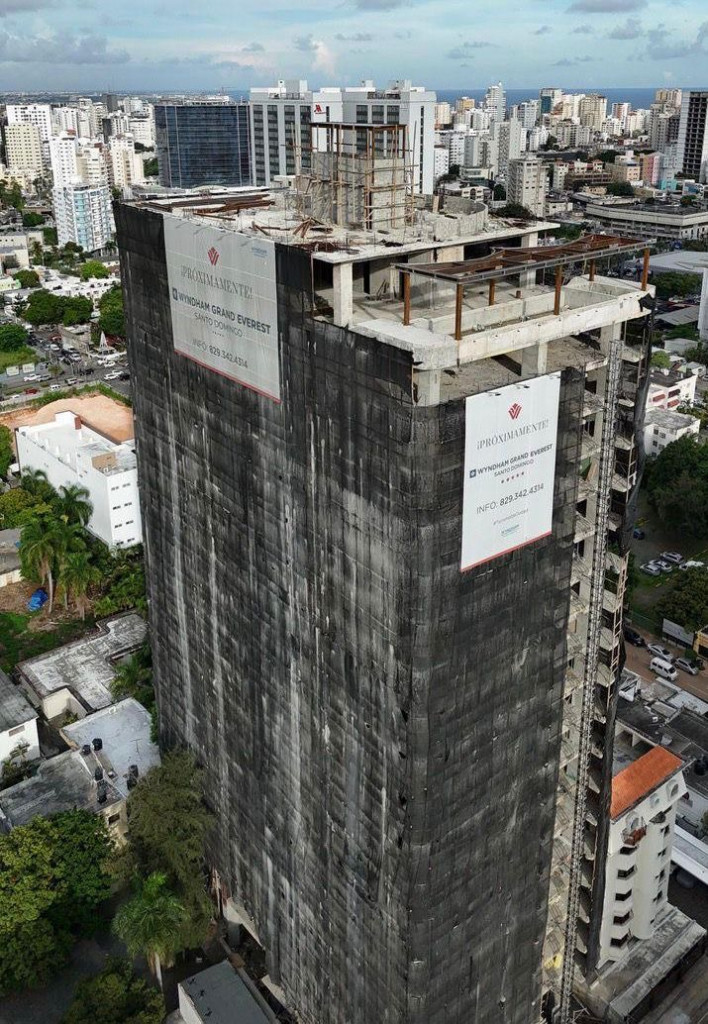 Revuelo en Piantini por construcción de megaproyecto comercial en calle interna del sector: comunidad reclama a la Alcaldía paralizarla construcción de torre Everest- con su Helipuerto y Restaurante Giratorio