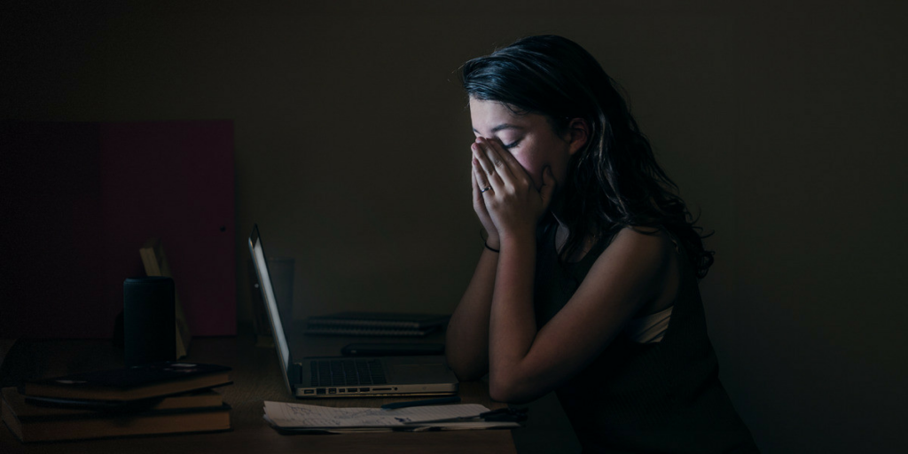 Este es el efecto que la soledad no deseada causa en tu cuerpo: peor que el tabaco