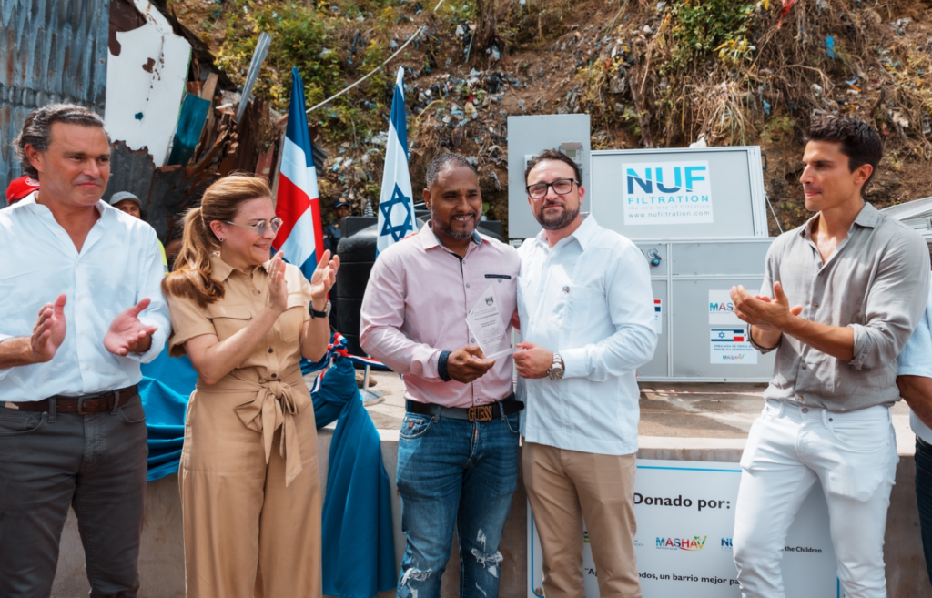 Embajada de Israel dona equipo de purificación de agua a comunidad Túnel de Capotillo 