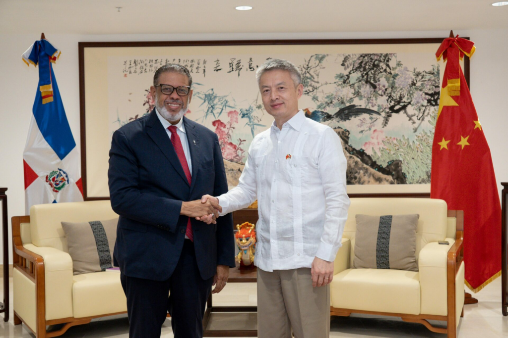 Director de Desarrollo de la Comunidad sostiene encuentro con embajador de China; busca trabajar juntos