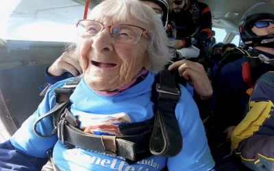 Una mujer de 102 años se convierte en la paracaidista más longeva de Gran Bretaña