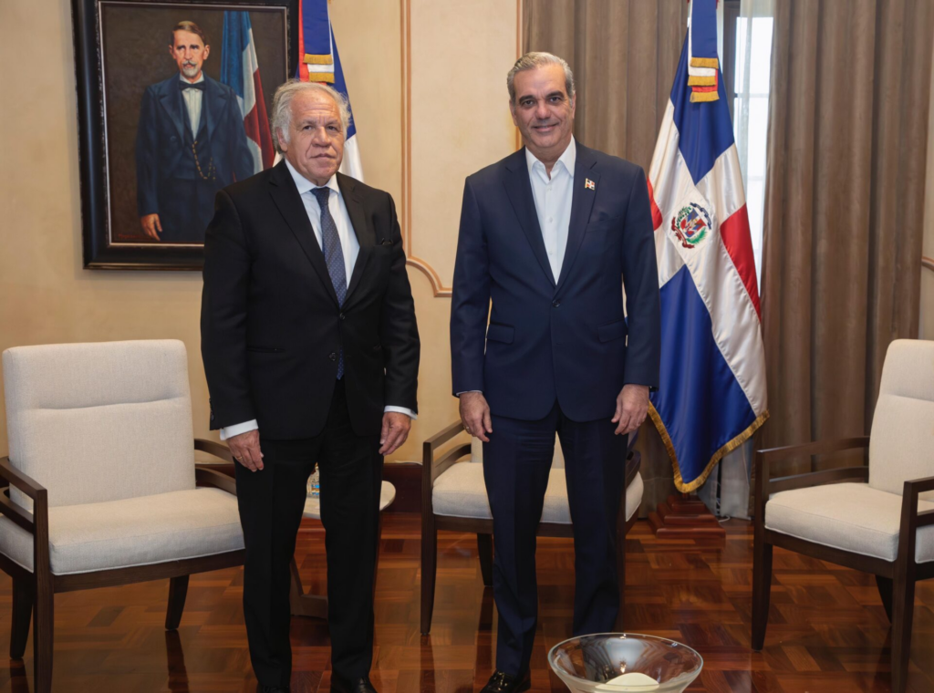 Presidente Abinader recibe en el Palacio Nacional al secretario general de la Organización de los Estados Americanos (OEA), Luis Almagro.