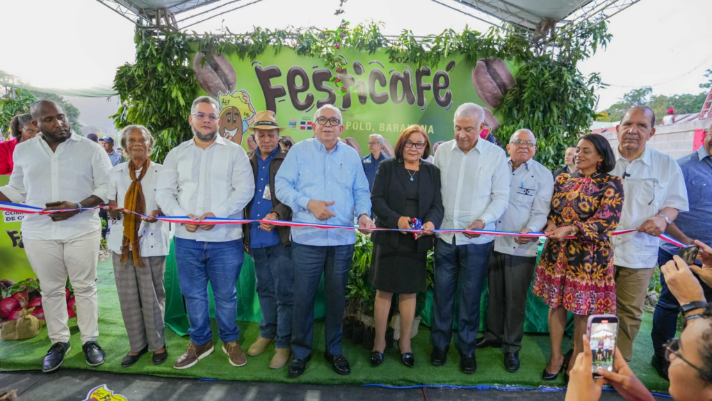 Hecmilio Galván resalta importancia de la caficultura dominicana FEDA beneficia a caficultores dentro del Plan Salvando Las Montañas.