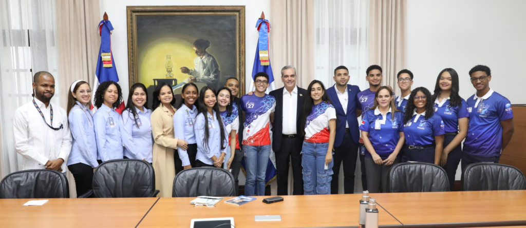 Presidente Abinader recibe estudiantes universitarios y de nivel secundario que participan en concurso NASA