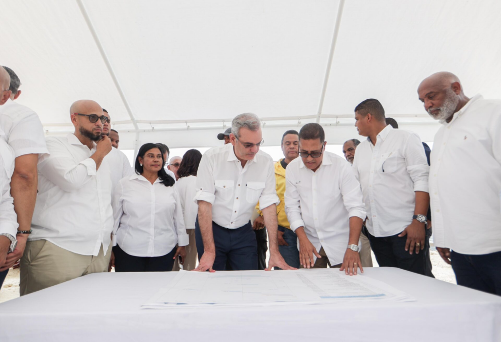 Presidente Luis Abinader supervisa los trabajos del malecón de Nagua