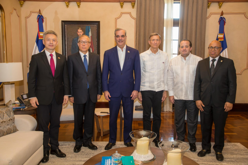 Presidente Abinader recibe en Palacio Nacional al vicepresidente de la Asamblea Nacional de la República Popular China, Li Hongzhong